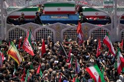 Đo&agrave;n xe chở linh cữu &ocirc;ng Ali Khamenei qua Tehran