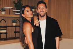 Bạn gái Ronaldo tặng quà vợ Messi giữa World Cup