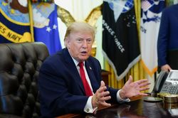 Ông Trump nói về chiếc thẻ đỏ gây tranh cãi