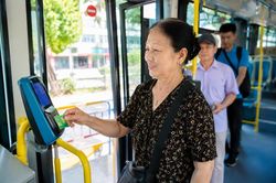 Hà Nội mở đăng kí thẻ xe buýt miễn phí gắn chip: Ai được cấp, cần giấy tờ gì?
