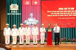 Tổng B&iacute; thư, Chủ tịch nước T&ocirc; L&acirc;m thăm v&agrave; l&agrave;m việc với Trung t&acirc;m Kỹ thuật nghiệp vụ Bộ C&ocirc;ng an