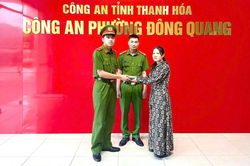Nhặt được túi xách chứa 75 triệu đồng, chiến sĩ công an lập tức tìm người đánh rơi