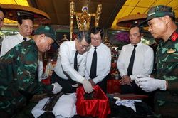 Chùm ảnh: Thủ tướng Chính phủ Lê Minh Hưng dự lễ triển khai tìm kiếm, quy tập hài cốt liệt sĩ tại Công viên Lê Thị Riêng, phường Hòa Hưng, TPHCM