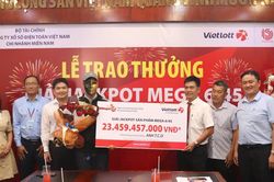Vietlott trao giải Jackpot trị gi&aacute; hơn 23,4 tỷ đồng