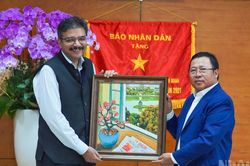[Ảnh] Tổng Lãnh sự Ấn Độ tại Thành phố Hồ Chí Minh thăm cơ quan Đại diện Báo Nhân Dân tại khu vực miền nam