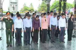 Đo&agrave;n c&ocirc;ng t&aacute;c Văn ph&ograve;ng Trung ương Đảng tri &acirc;n gia đ&igrave;nh liệt sĩ, thương binh tại Quảng Trị