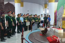 Đoàn sĩ quan trẻ Quân đội nhân dân Việt Nam dâng hoa tưởng niệm Chủ tịch Kaysone Phomvihane
