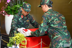 Hài cốt liệt sĩ được quy tập tại Công viên Lê Thị Riêng có di vật kèm theo ghi danh tính, đơn vị