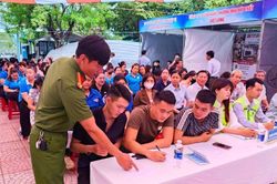 Hơn 200 người lao động tham gia Phi&ecirc;n giao dịch việc l&agrave;m phường H&ograve;a Xu&acirc;n