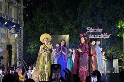 Tà áo dài thăng hoa trong đêm diễn giữa lòng Huế
