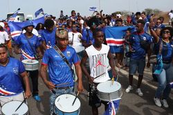 Vozinha v&agrave; c&aacute;c tuyển thủ Cape Verde được ch&agrave;o đ&oacute;n như người h&ugrave;ng khi về nước