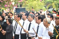 L&atilde;nh đạo Đảng, Nh&agrave; nước v&agrave; TPHCM d&acirc;ng hoa, d&acirc;ng hương tưởng niệm Cố Tổng B&iacute; thư Trần Ph&uacute; c&ugrave;ng c&aacute;c Anh h&ugrave;ng liệt sĩ