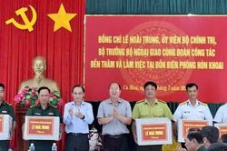 Khảo s&aacute;t tiến độ c&aacute;c c&ocirc;ng tr&igrave;nh trọng điểm tr&ecirc;n đảo H&ograve;n Khoai