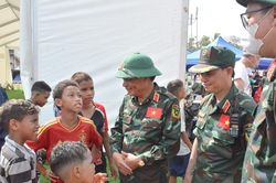 Đoàn Việt Nam tặng quà cho người dân Venezuela