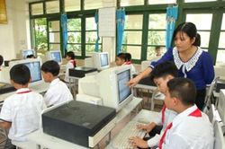 Nhân viên thiết bị thí nghiệm trường học có được chuyển sang giáo viên Tin học?