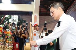 Hình ảnh Thủ tướng dâng hoa, dâng hương tưởng niệm các anh hùng liệt sĩ tại Công viên Lê Thị Riêng