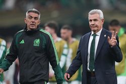 HLV Aguirre sau thất bại của Mexico: 'Mọi chỉ trích, hãy nhằm vào một mình tôi'