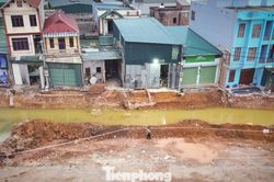 Bẫy hố sâu ngổn ngang ven nhà dân khi thi công mở rộng Quốc lộ 6