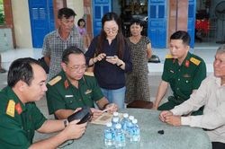 Cuộc gặp x&uacute;c động giữa Ch&iacute;nh ủy Bộ Tư lệnh TPHCM với th&acirc;n nh&acirc;n liệt sĩ Huỳnh Văn Qu&ecirc;n