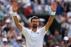Djokovic vượt kỷ lục Federer, nhọc nhằn vào tứ kết Wimbledon
