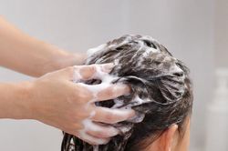 Dùng chung dầu gội, sữa tắm với bố mẹ có khiến trẻ dậy thì sớm?