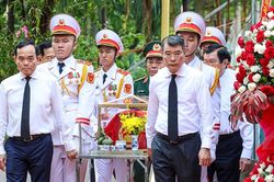 Thủ tướng: Bằng mọi gi&aacute;, phải nỗ lực để t&igrave;m kiếm, đưa c&aacute;c Anh h&ugrave;ng liệt sĩ về với gia đ&igrave;nh