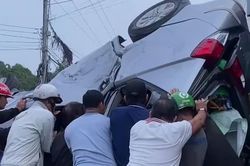 Nhóm khách kêu thất thanh trong ô tô 7 chỗ bị lật ngửa, người dân hợp sức giải cứu