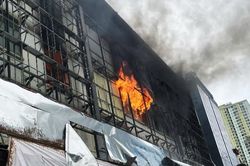 Cháy siêu thị điện máy cũ ở Hà Nội, người dân hoảng hốt bỏ chạy