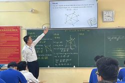Giáo viên Trường THPT Chuyên Tuyên Quang bị giữ khẩn cấp trực tiếp giảng dạy môn Toán