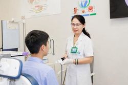 Đau họng kéo dài, bé trai 14 tuổi phát hiện ung thư vòm họng đã di căn