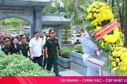 Gi&aacute;m đốc Học viện Quốc ph&ograve;ng d&acirc;ng hương tại Khu di t&iacute;ch Ng&atilde; ba Đồng Lộc
