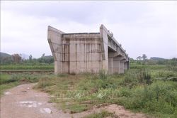 Gần một năm sau ho&agrave;n th&agrave;nh, cầu gần 80 tỷ đồng vẫn chờ đường dẫn