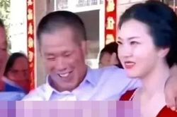 Chú rể 50 tuổi cưới cô dâu 20 tuổi, khoảnh khắc 'nhạy cảm' tại lễ cưới gây tranh cãi