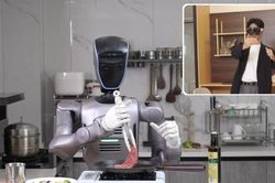 Robot hình người Dobot của nhà sản xuất Trung Quốc nấu ăn từ khoảng cách 1.800 km bằng kính VR