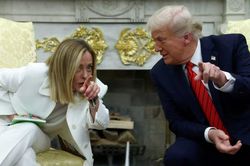 &Ocirc;ng Trump bất ngờ 'đ&aacute; xo&aacute;y' đồng minh ngay trước thềm hội nghị NATO