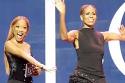 Michelle Obama tỏa sáng với váy đen xẻ cao đầy cá tính