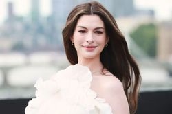 Anne Hathaway khéo khoe bụng bầu với váy trắng boho