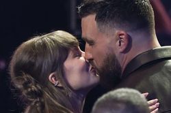 Taylor Swift và Travis Kelce đọc lời thề gần 20 phút trong hôn lễ