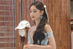 Địch Lệ Nhiệt Ba diện váy điệu đà hở bạo, nơm nớp lo sợ gặp sự cố ở chốn đông người