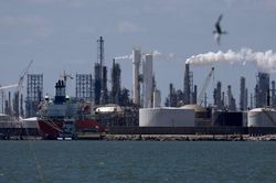 Gi&aacute; dầu giảm nhẹ khi OPEC+ tiếp tục n&acirc;ng mục ti&ecirc;u sản lượng