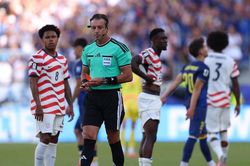 HLV tuyển Bỉ ví FIFA hoãn thẻ đỏ như trò đùa Cá tháng Tư