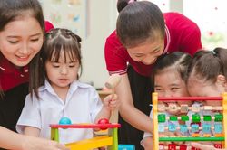 Số lượng gi&aacute;o vi&ecirc;n v&agrave; học sinh đồng loạt sụt giảm ở mọi cấp