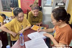 Xã Thiệu Hóa đẩy mạnh chi trả an sinh xã hội không dùng tiền mặt