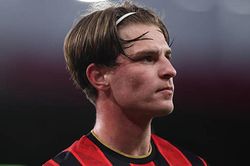 MU kiên trì theo đuổi Alex Scott: Thử thách từ Bournemouth và sự cạnh tranh của Arsenal