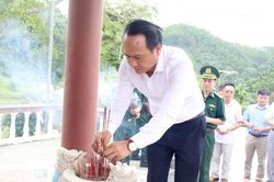 Phó Bí thư Thường trực Thành ủy Đà Nẵng Nguyễn Đình Vĩnh dâng hương tại Khu di tích lịch sử An ninh vũ trang Quảng Nam - Đà Nẵng