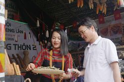 Để hương quế Trà Leng bay xa...
