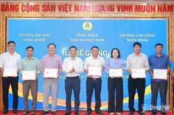 Bế giảng Lớp bồi dưỡng Lý luận và nghiệp vụ công tác công đoàn K.295