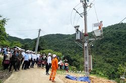 Lễ đóng điện công trình cấp điện cho 2 bản: Huổi Dạo và Huổi Lính