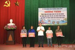 Đông Kinh: Trao tặng mô hình sinh kế và tặng quà cho trẻ em, gia đình chính sách, hộ có hoàn cảnh khó khăn