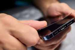 Mẹo chọn miếng dán màn hình smartphone: Tính năng quan trọng giúp chống bám vân tay